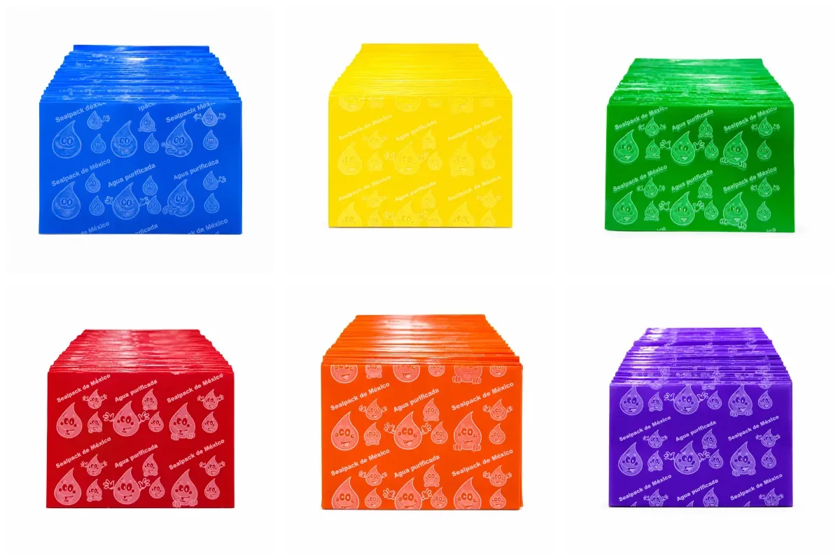 Millares de sellos termoencogibles de SealPack en varios colores (azul, amarillo, verde, rojo, naranja y morado) impresos con «Agua purificada»